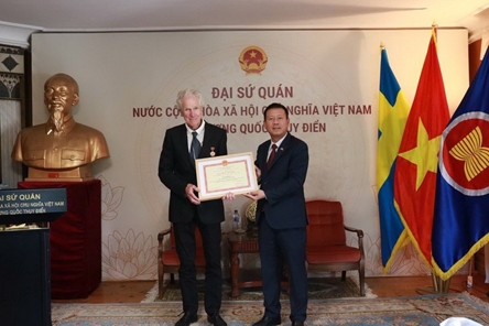 Vietnam honors Swedish director with insignia for cultural contributions